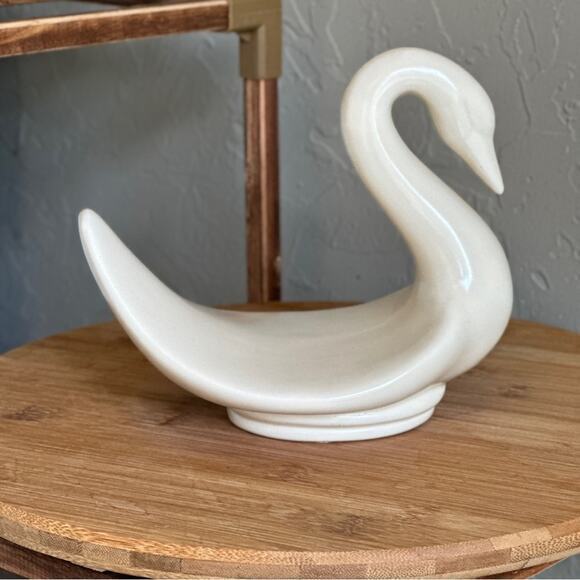 Cream MCM swan hand towel holder vintage decor piece - Picture 4 of 5